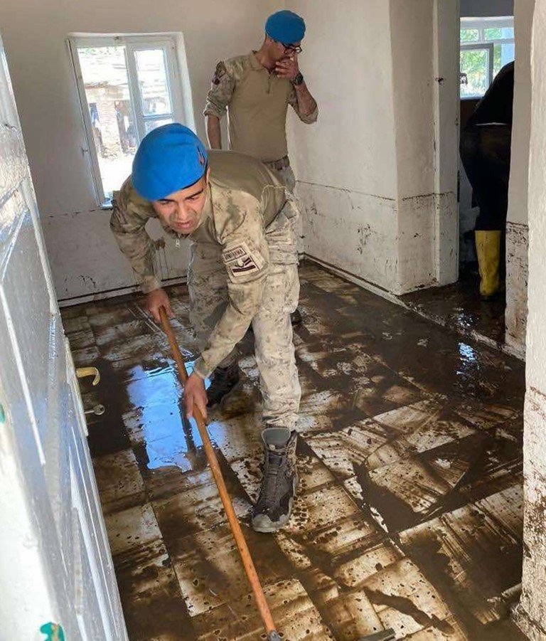 Jandarma ekiplerinden selzede vatandaşlara yardım eli