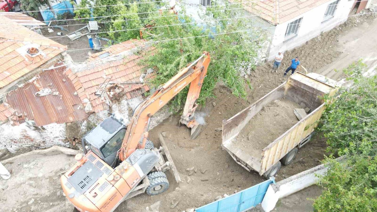 Sel, tarlaları sular altında bıraktı