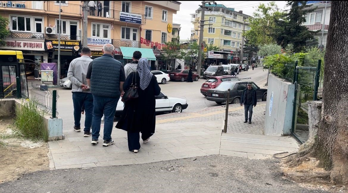 Navigasyon sürücüleri şaşırtıyor, yanlış yola girenler soluğu merdivenlerde alıyor