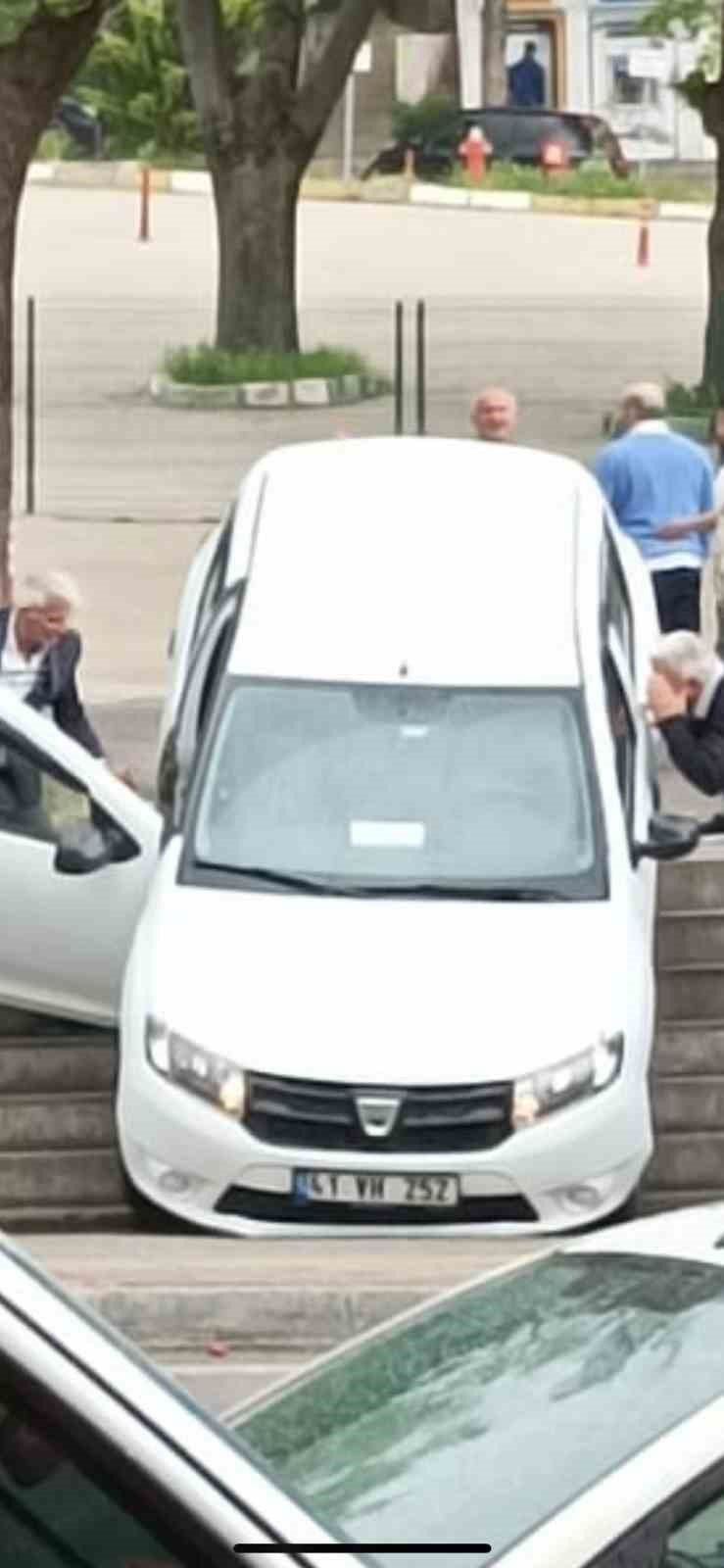 Navigasyon sürücüleri şaşırtıyor, yanlış yola girenler soluğu merdivenlerde alıyor