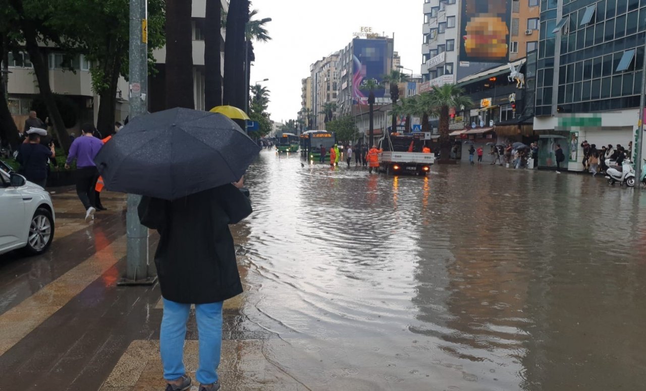 Denizli’de kuvvetli yağış hayatı felç etti