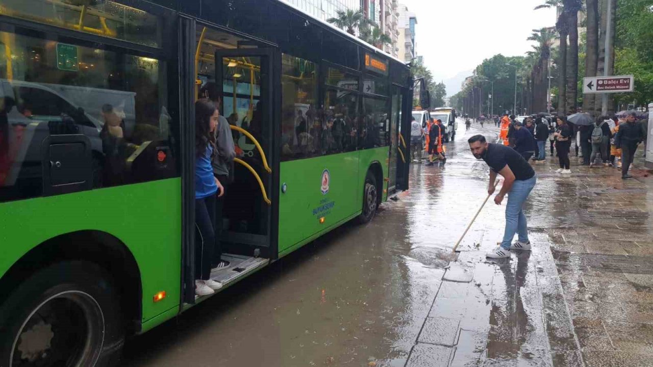 Denizli’de kuvvetli yağış hayatı felç etti