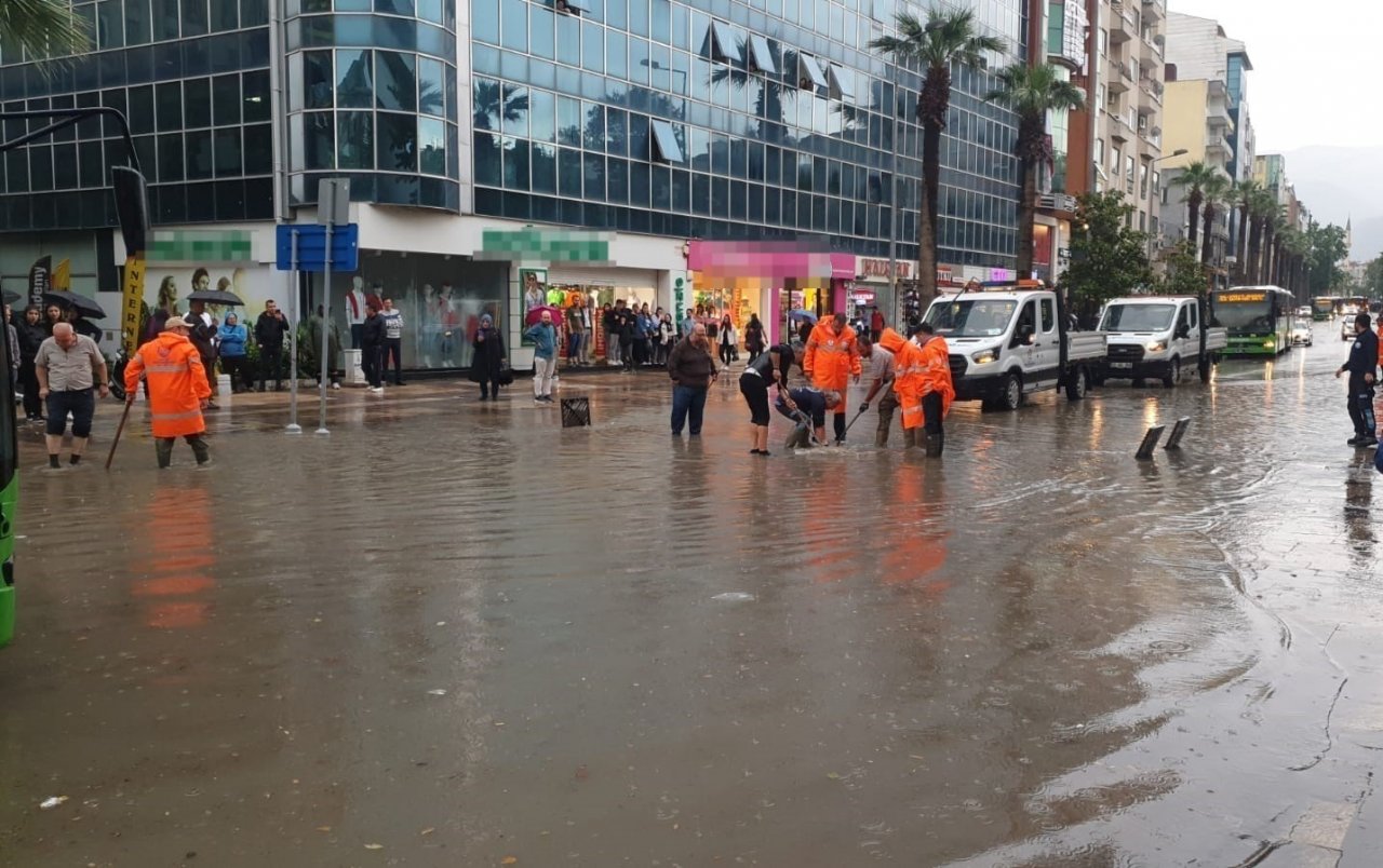 Denizli’de kuvvetli yağış hayatı felç etti