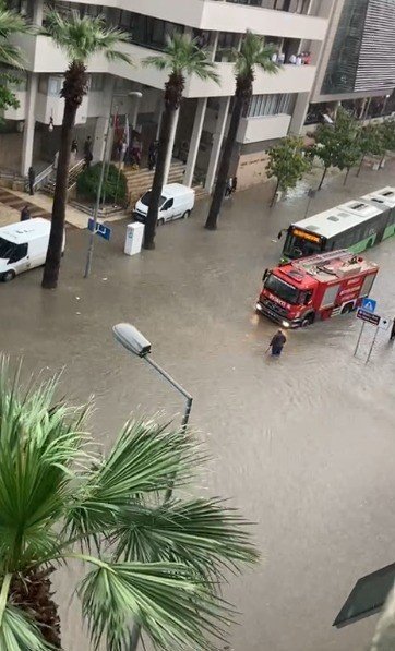 Denizli’de kuvvetli yağış hayatı felç etti