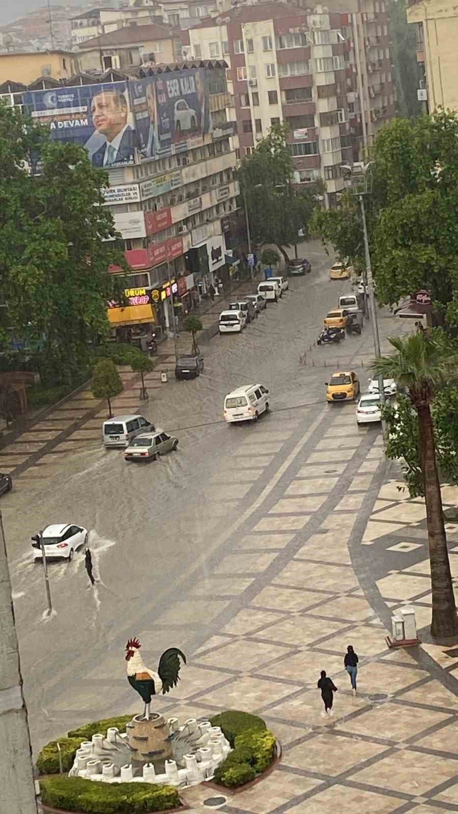 Denizli’de kuvvetli yağış hayatı felç etti