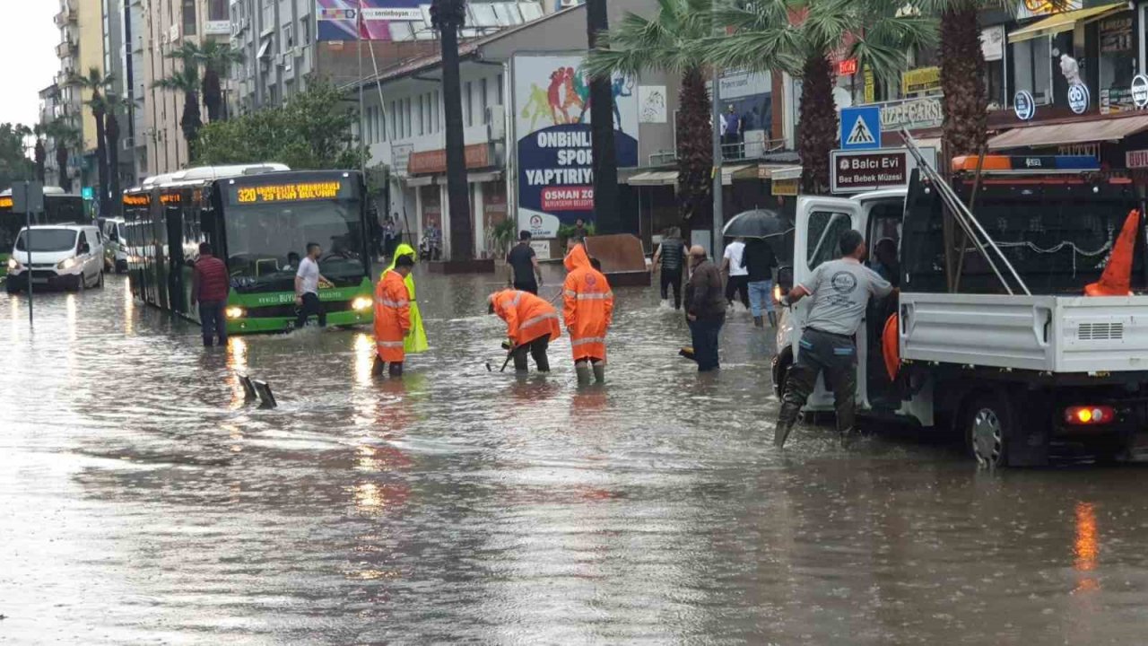 Denizli’de kuvvetli yağış hayatı felç etti