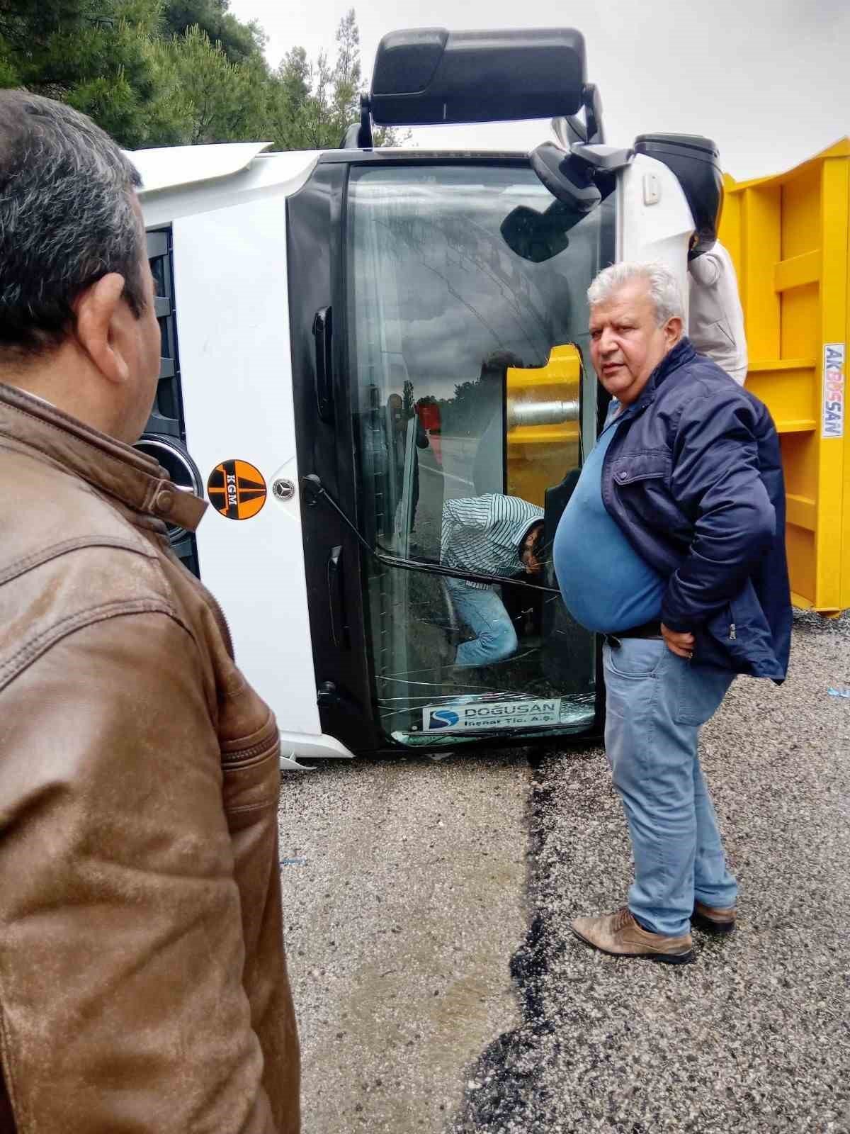 Devrilen kamyondan dökülen mıcır ulaşımı aksattı