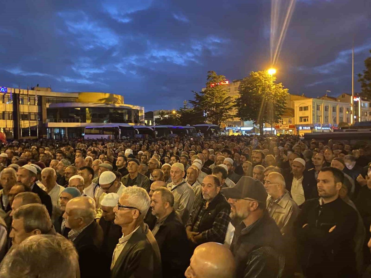 Düzce’den ilk hac kafilesi dualarla kutsal topraklara uğurlandı