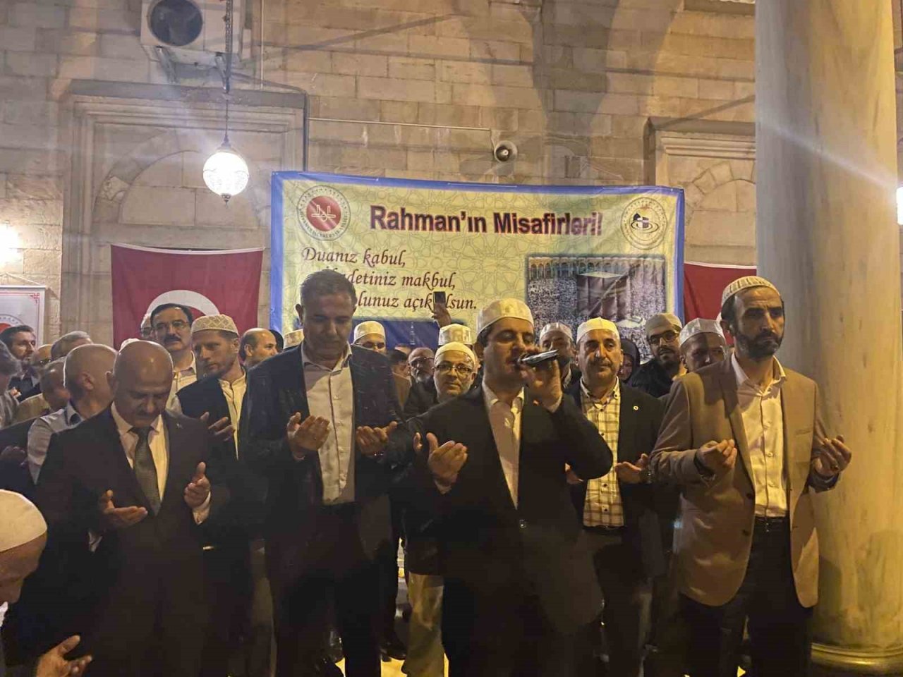 Düzce’den ilk hac kafilesi dualarla kutsal topraklara uğurlandı