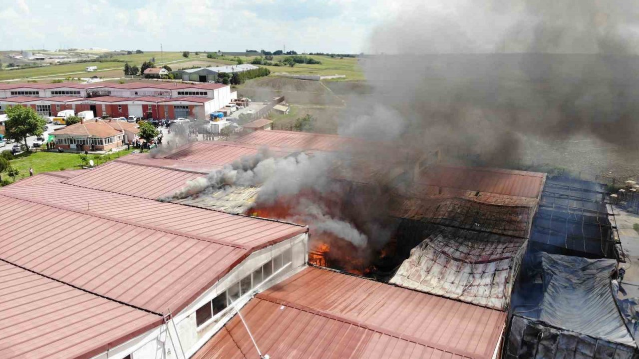 Edirne’de mobilya deposundaki yangın havadan görüntülendi