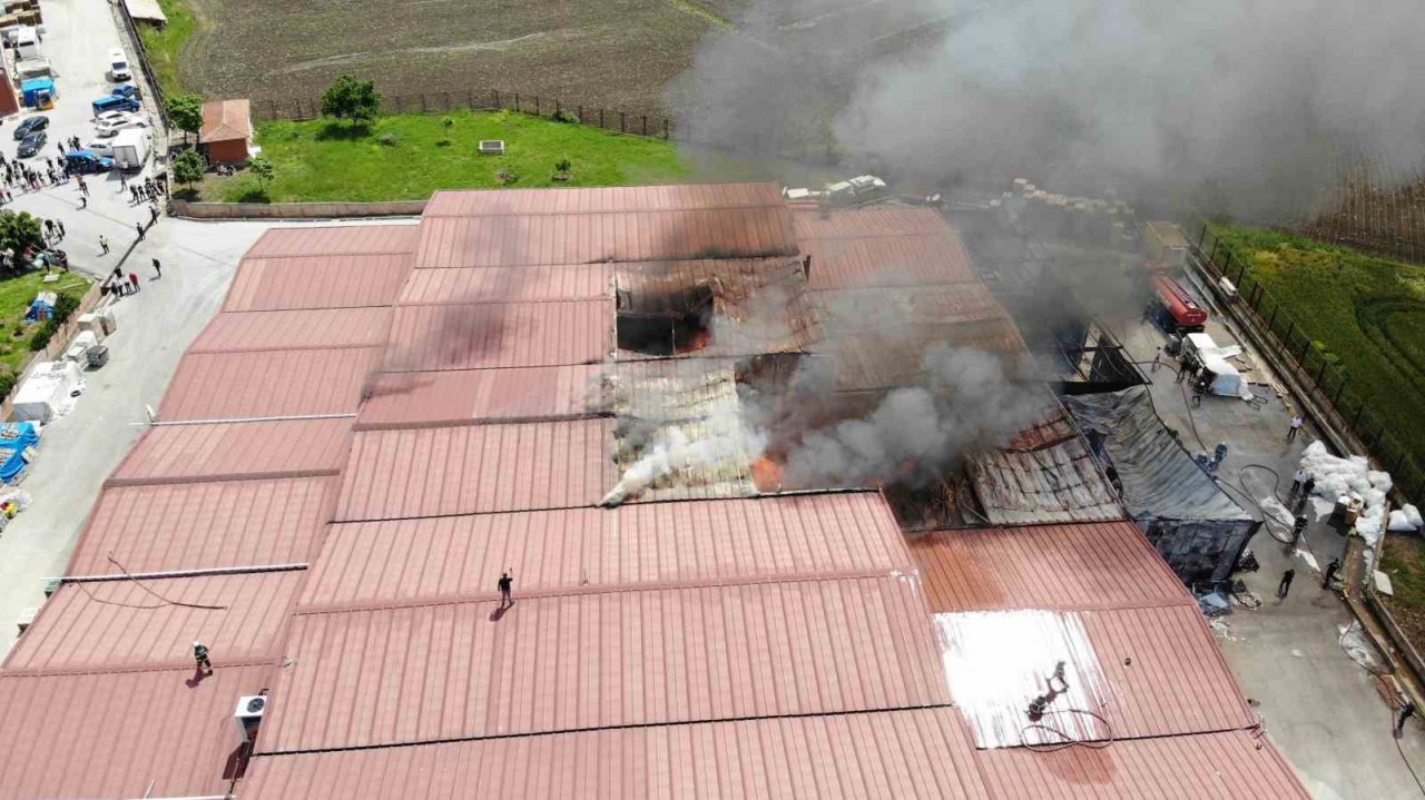 Edirne’de mobilya deposundaki yangın havadan görüntülendi