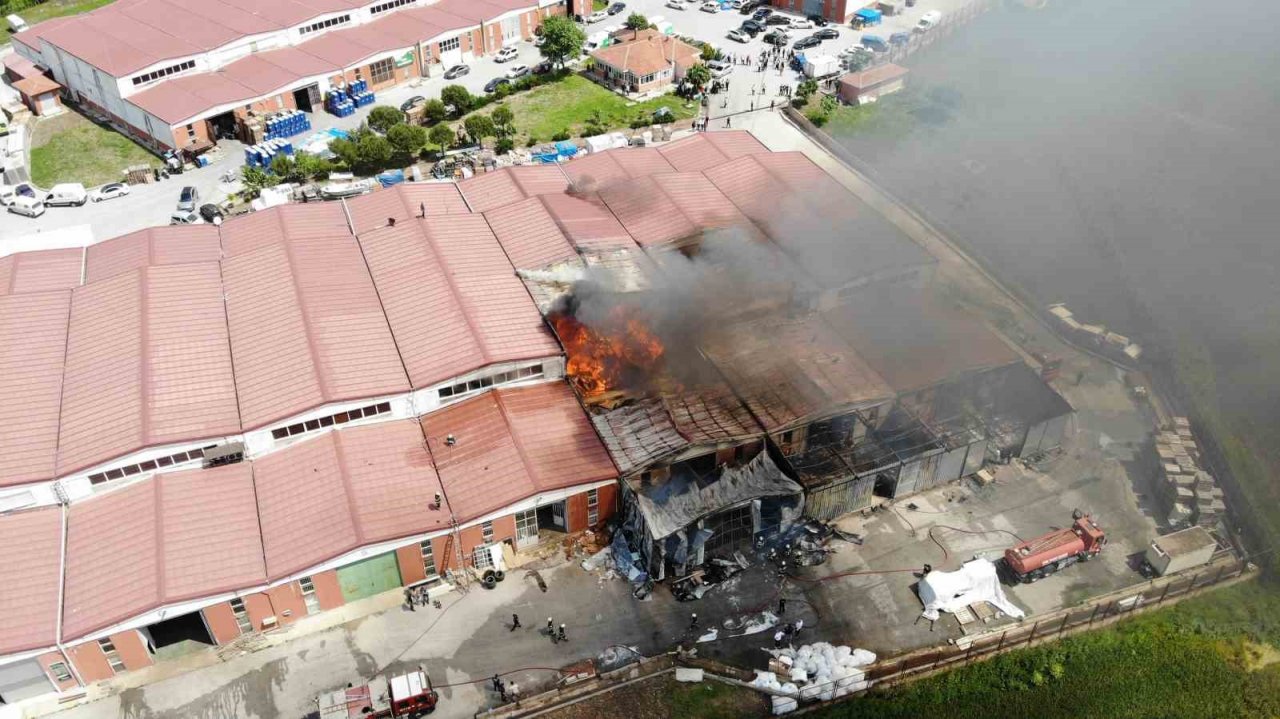 Edirne’de mobilya deposundaki yangın havadan görüntülendi