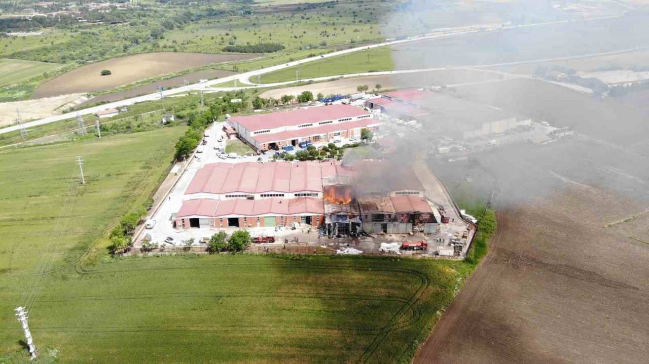 Edirne’de mobilya deposundaki yangın havadan görüntülendi