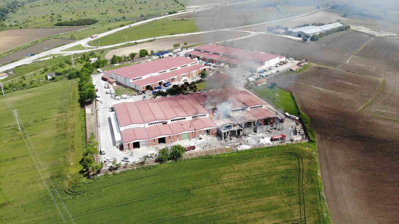 Edirne’de mobilya deposundaki yangın havadan görüntülendi
