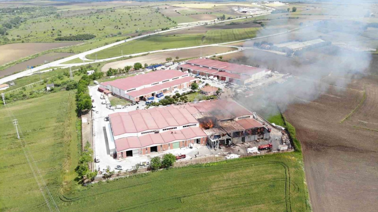 Edirne’de mobilya deposundaki yangın havadan görüntülendi