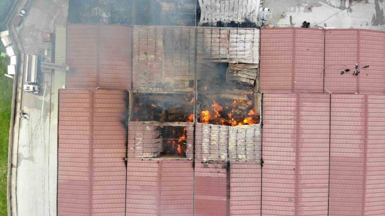 Edirne’de mobilya deposundaki yangın söndürüldü