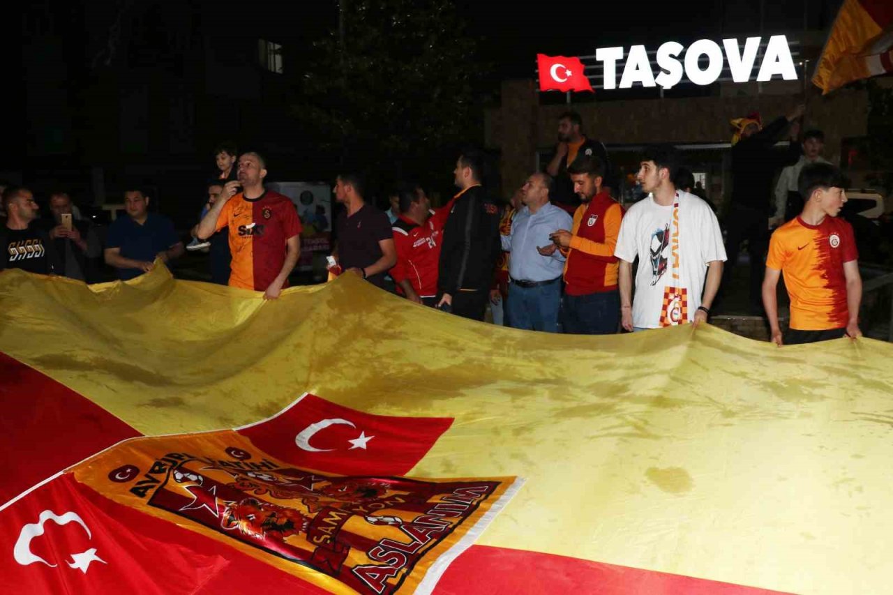 Galatasaray’ın şampiyonluğu Taşova’da coşkuyla kutlandı