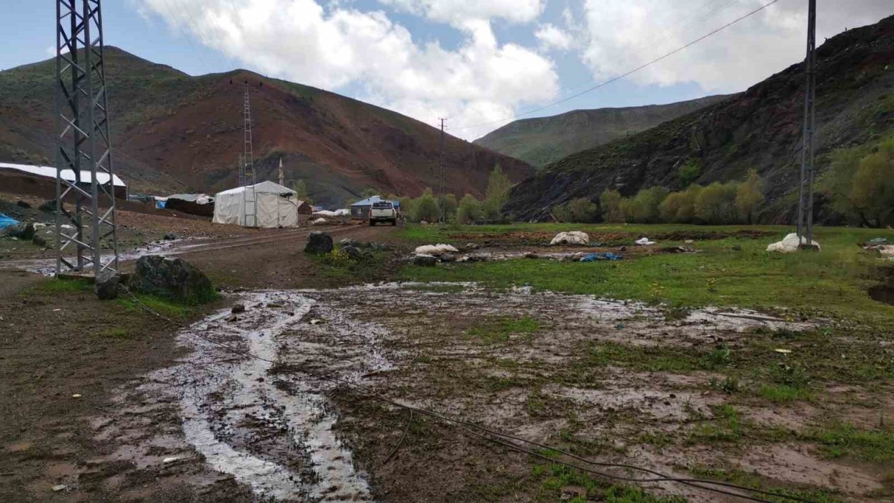 Tekman’da sağanak yağış derelerin taşmasına neden oldu