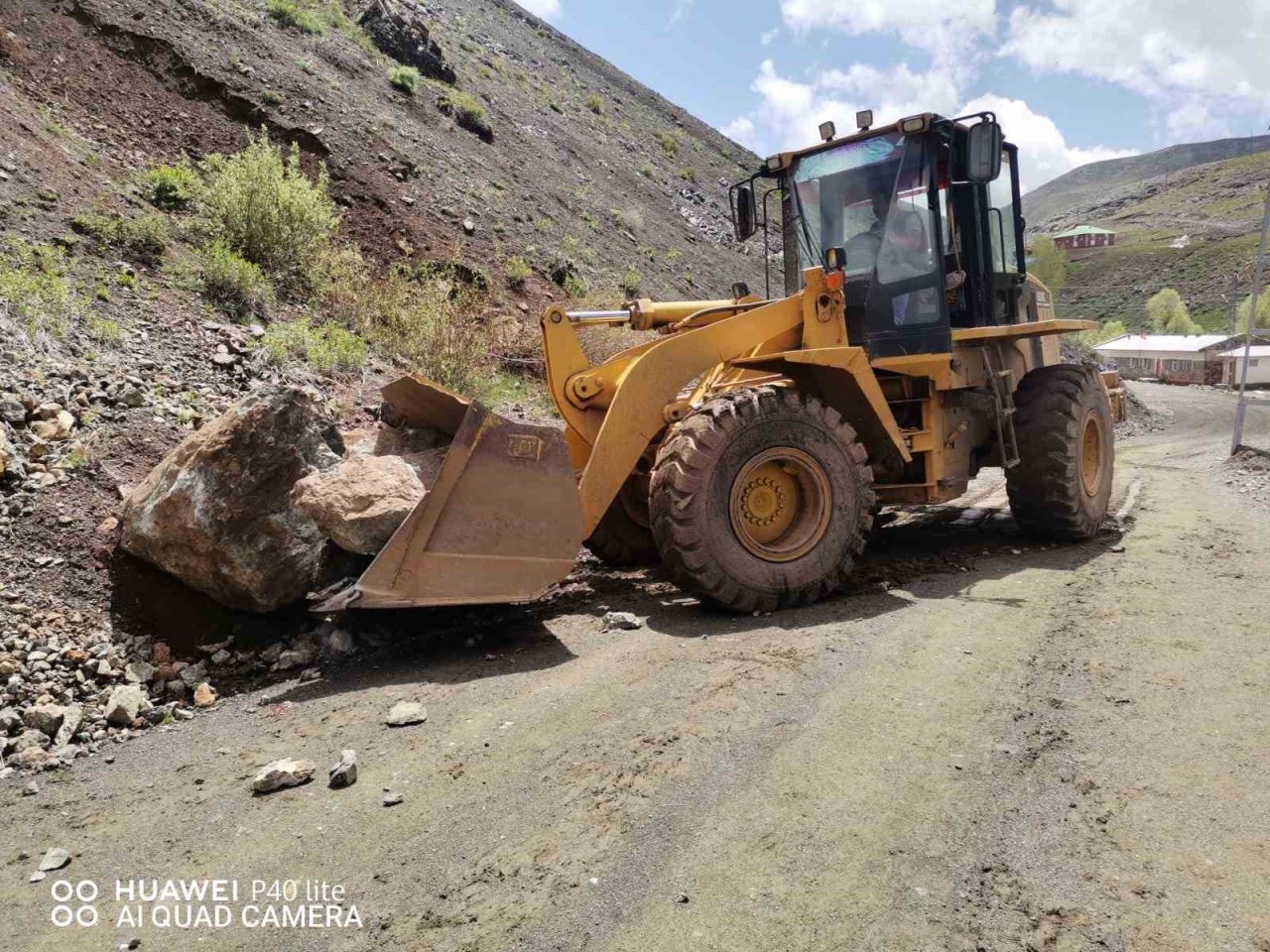 Tekman’da sağanak yağış derelerin taşmasına neden oldu