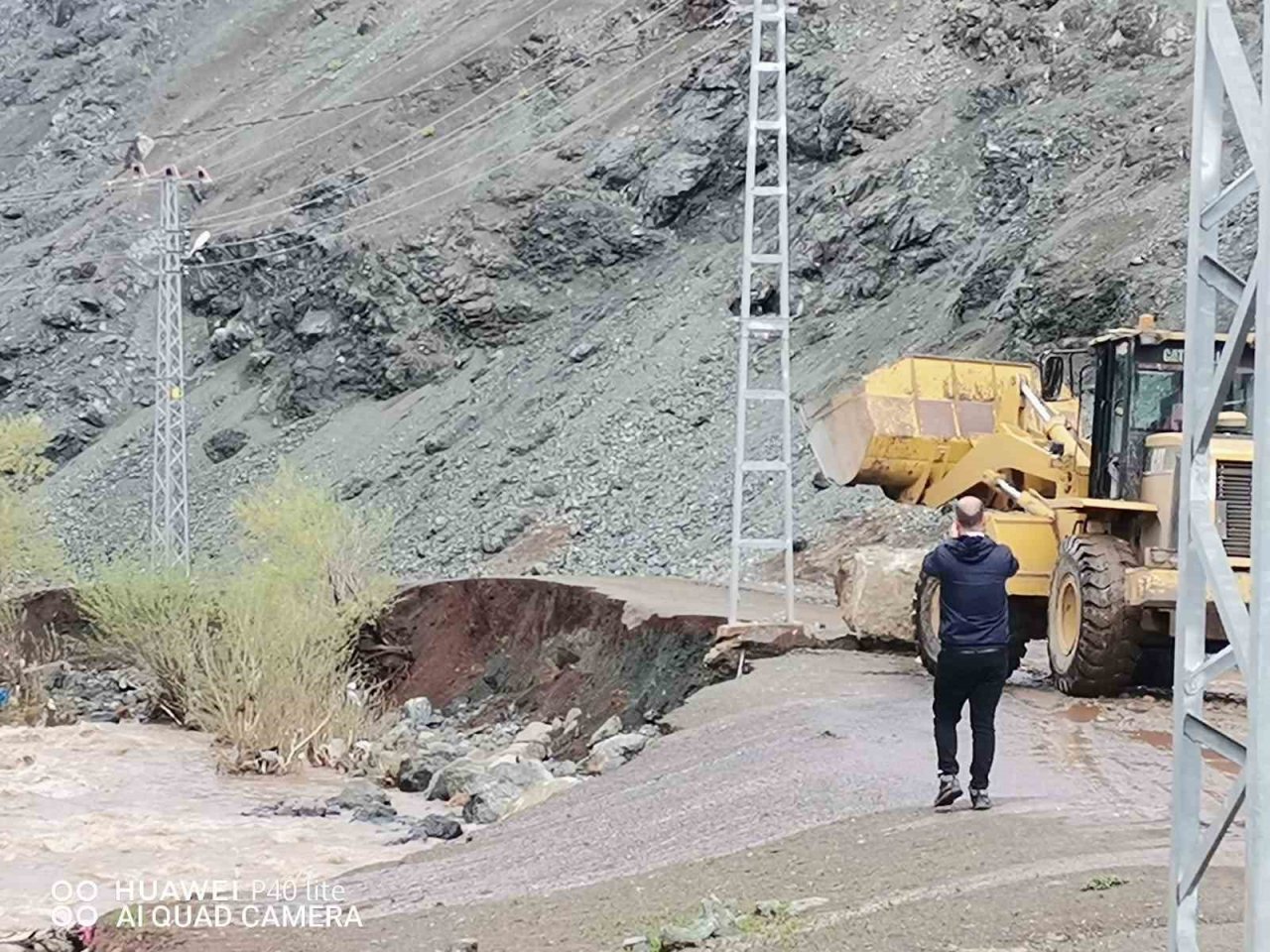 Tekman’da sağanak yağış derelerin taşmasına neden oldu
