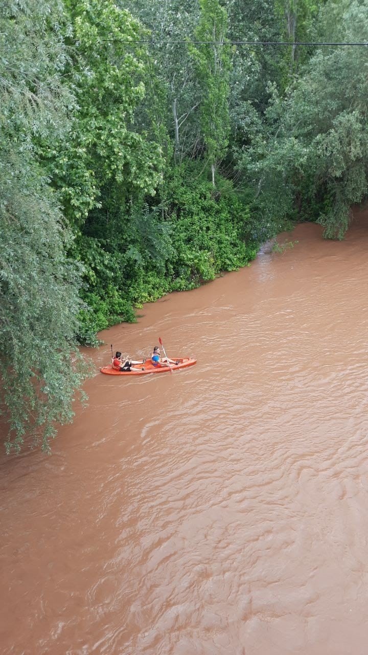 ESDAG üyeleri debisi yükselen Sakarya Nehri’nde kano yaptı