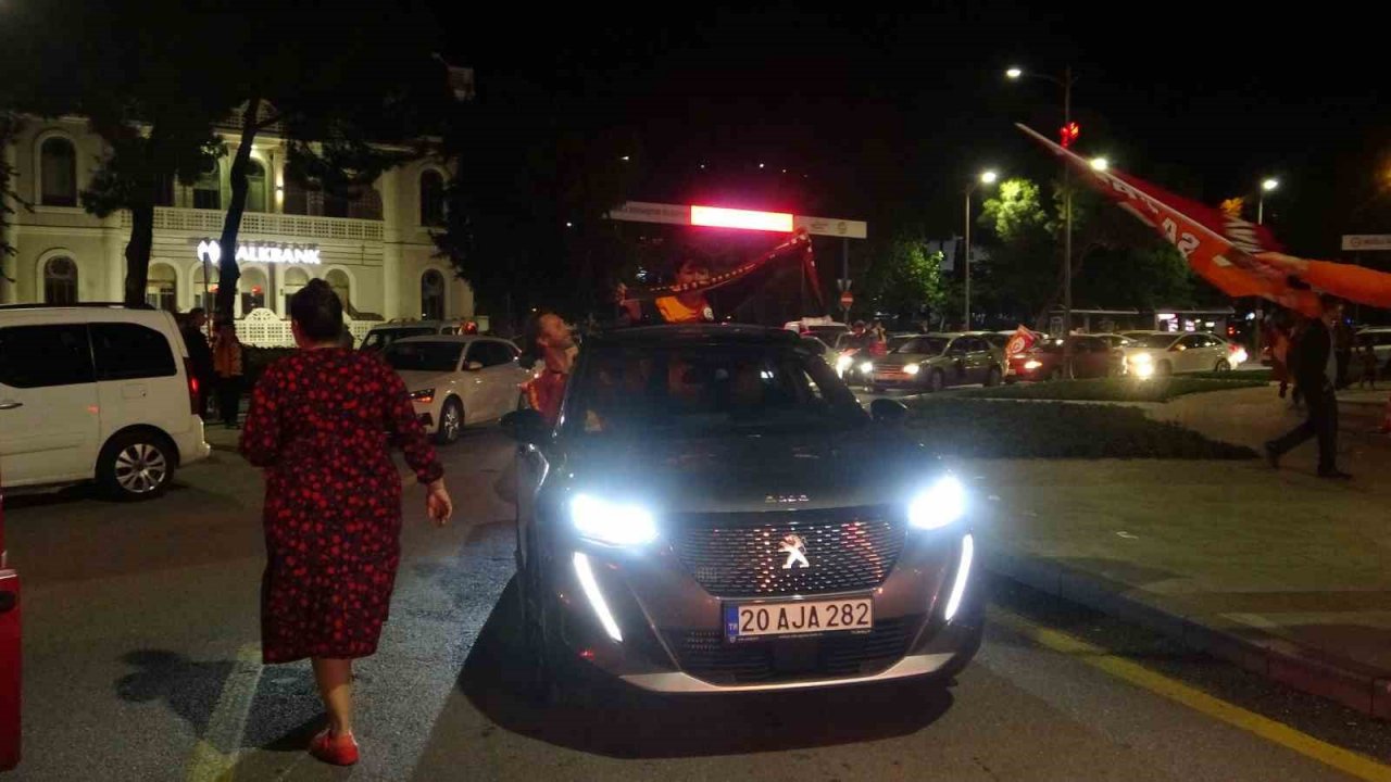 Menteşe’de Galatasaraylılardan şampiyonluk sevinci