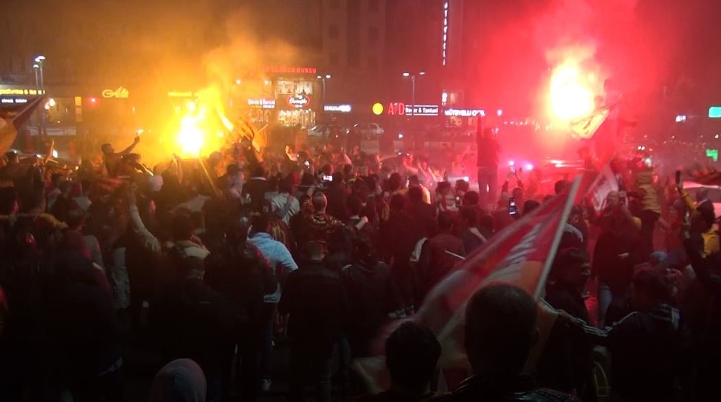 Yağmur yağışı altında Galatasaray coşkusu