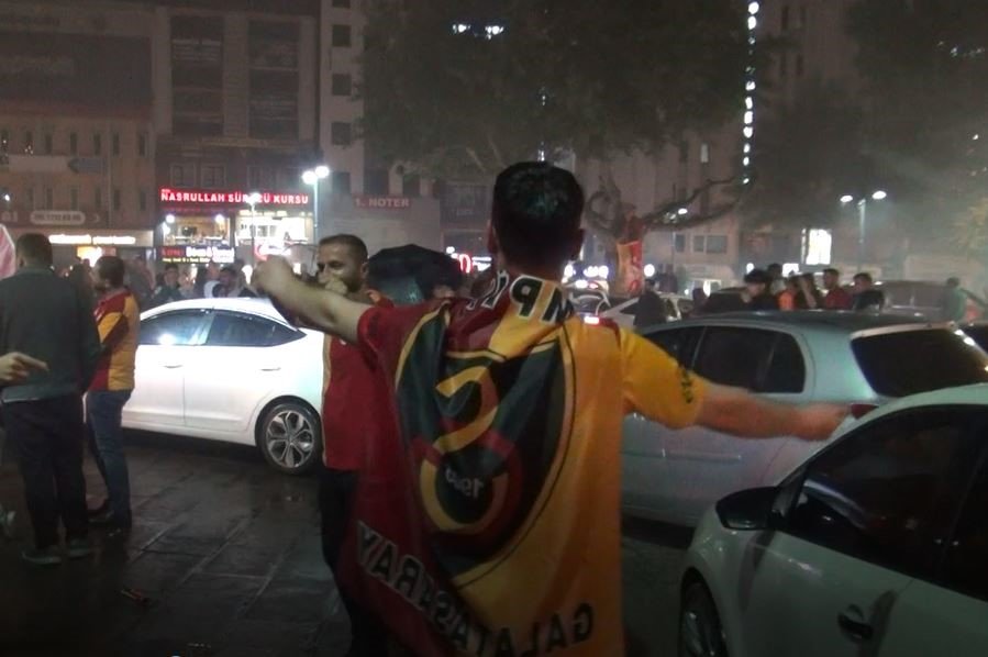 Yağmur yağışı altında Galatasaray coşkusu