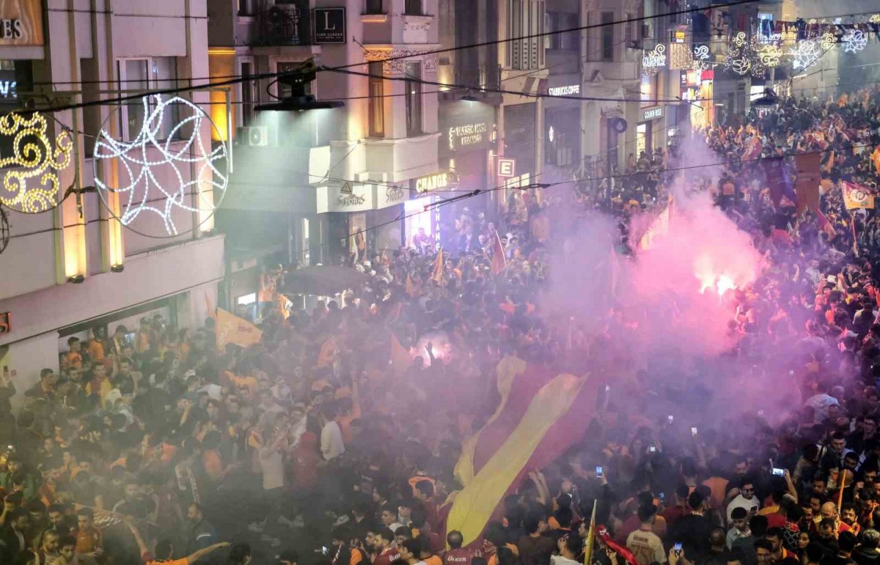 Galatasaray’ın şampiyonluğu Taksim’de coşkuyla kutlandı