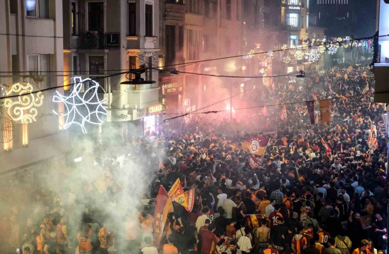 Galatasaray’ın şampiyonluğu Taksim’de coşkuyla kutlandı