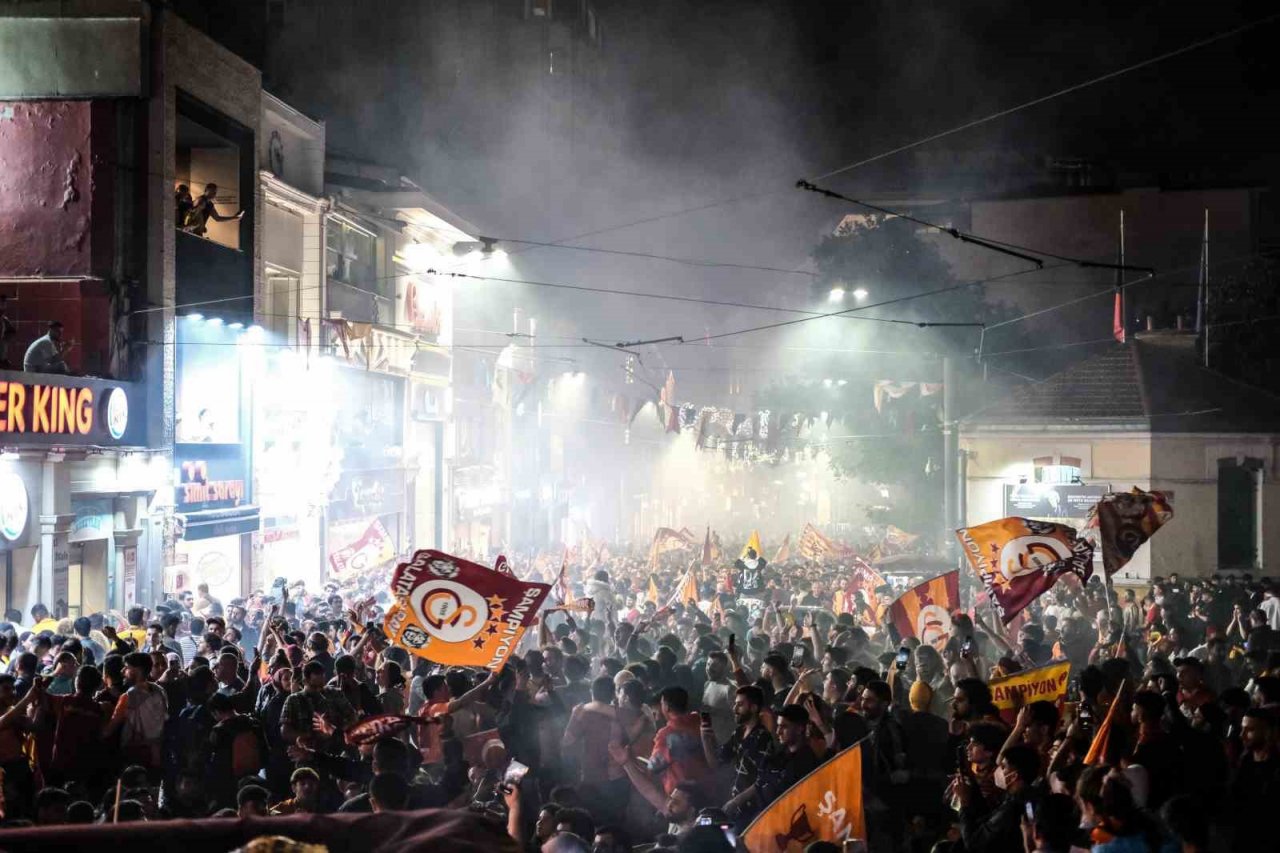 Galatasaray’ın şampiyonluğu Taksim’de coşkuyla kutlandı