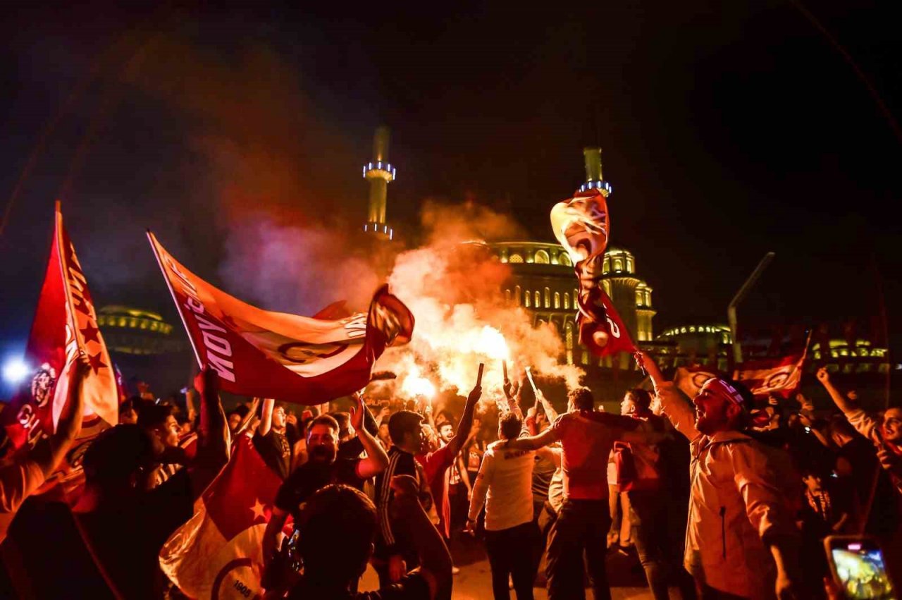 Galatasaray’ın şampiyonluğu Taksim’de coşkuyla kutlandı