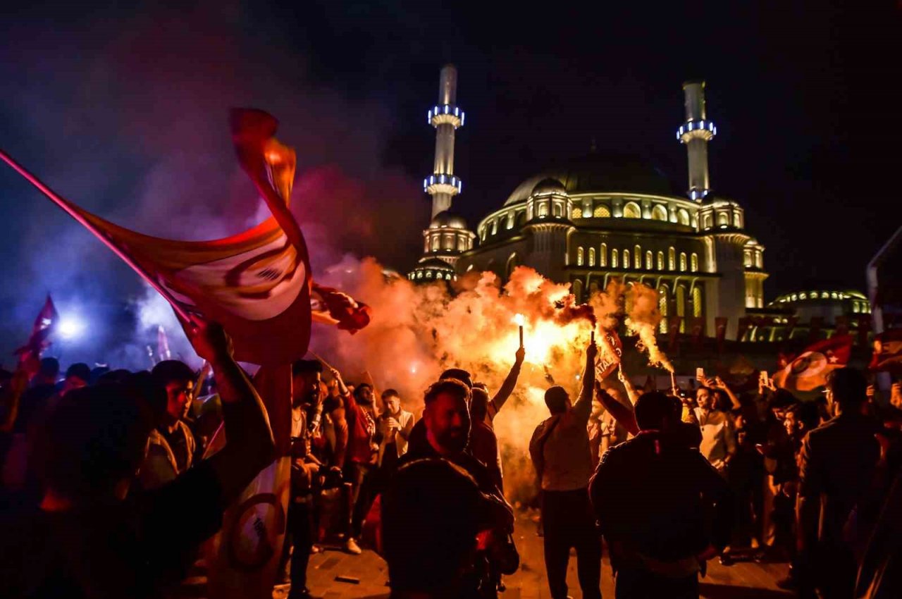 Galatasaray’ın şampiyonluğu Taksim’de coşkuyla kutlandı