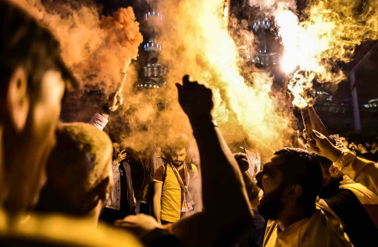 Galatasaray’ın şampiyonluğu Taksim’de coşkuyla kutlandı