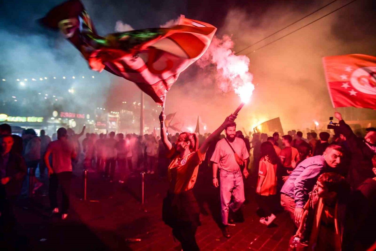 Galatasaray’ın şampiyonluğu Taksim’de coşkuyla kutlandı