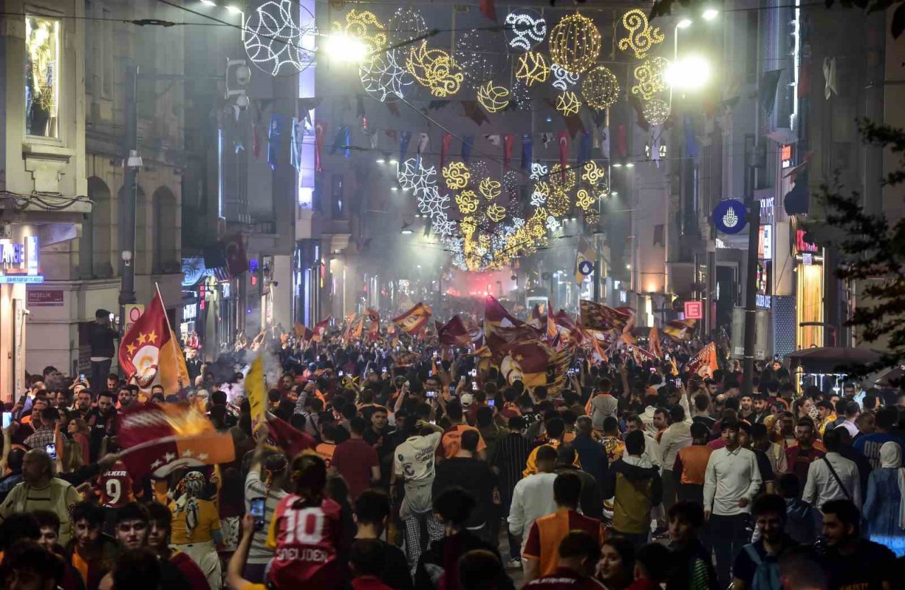 Galatasaray’ın şampiyonluğu Taksim’de coşkuyla kutlandı