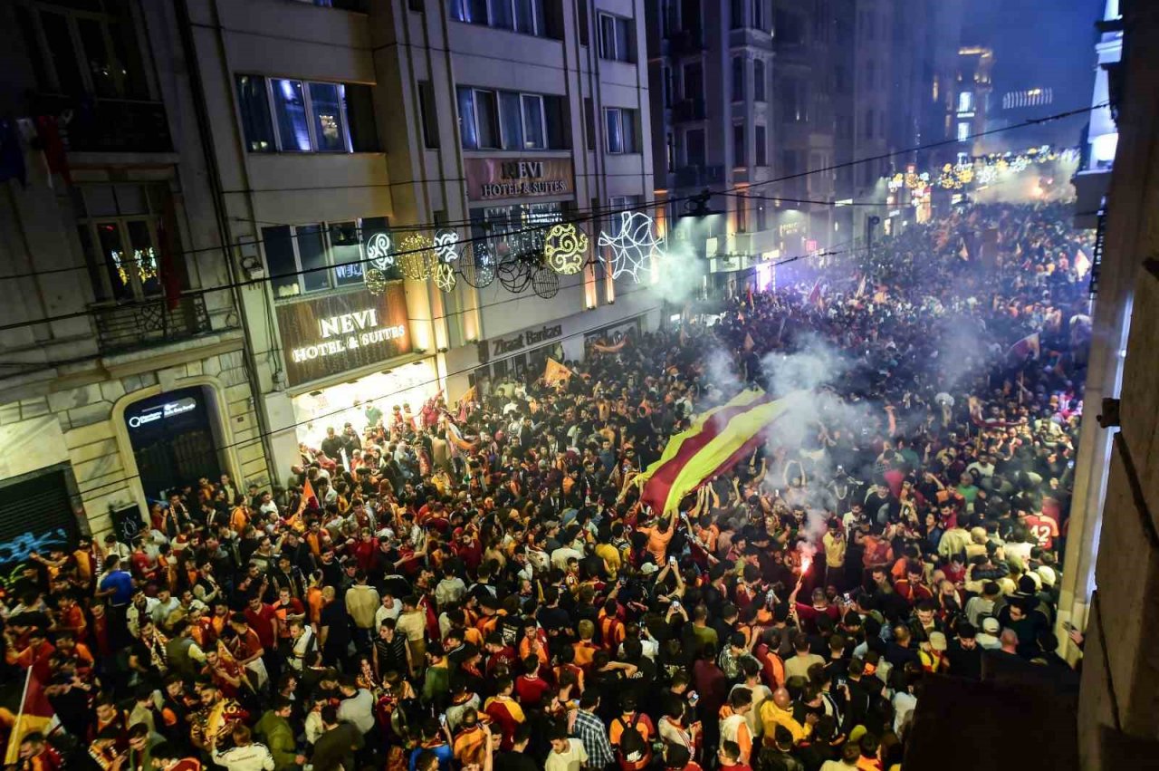 Galatasaray’ın şampiyonluğu Taksim’de coşkuyla kutlandı