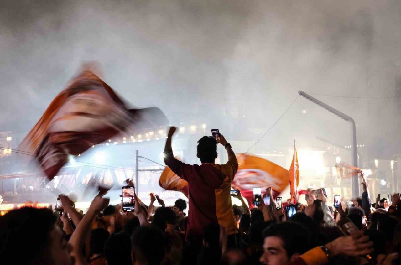 Galatasaray’ın şampiyonluğu Taksim’de coşkuyla kutlandı