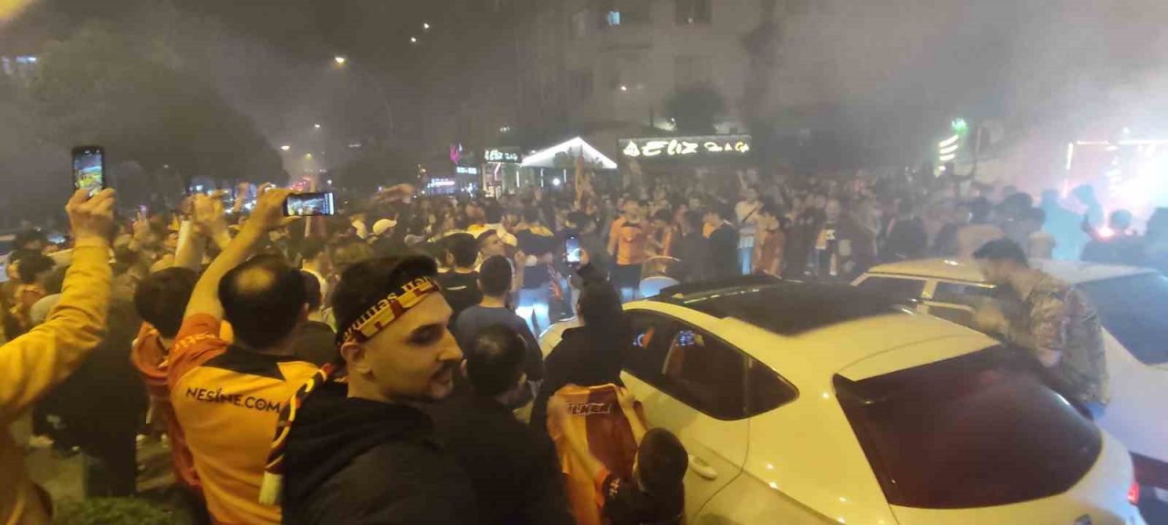 Galatasaraylılar Karabük’te şampiyonluğu doyasıya kutladı