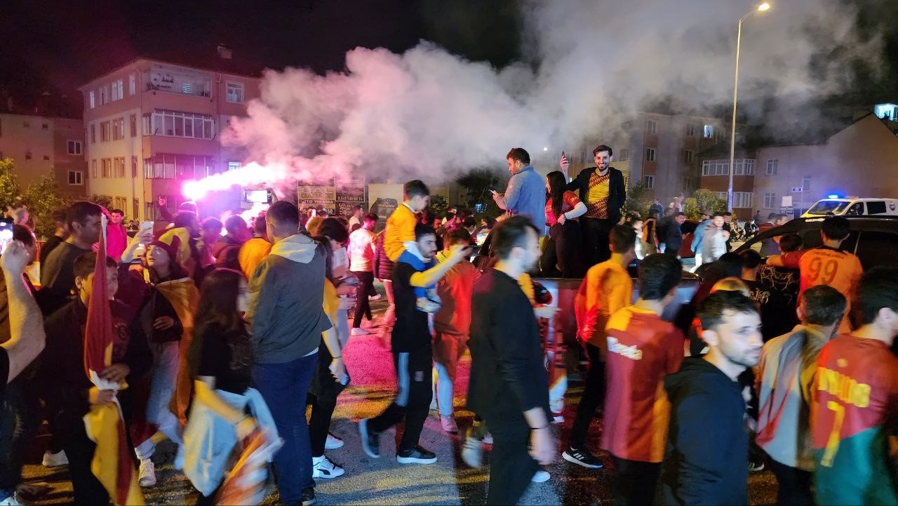 Galatasaraylılar Karabük’te şampiyonluğu doyasıya kutladı