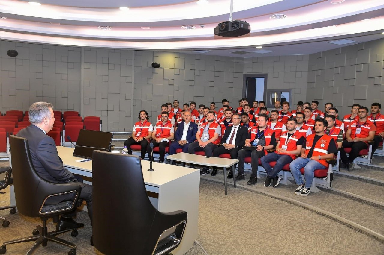 Vali Elban: “Pırıl pırıl gençleri görünce onlara güvenimiz artıyor”