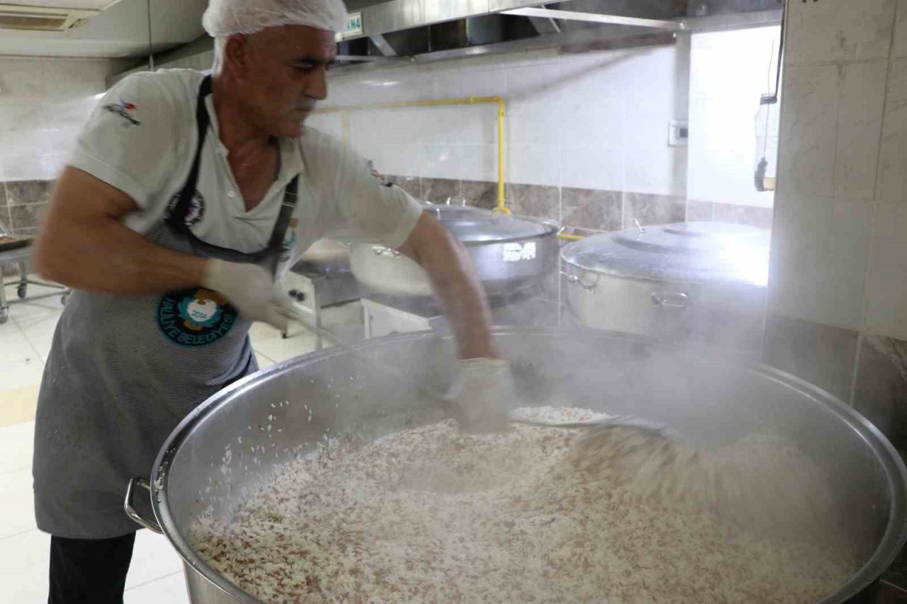 Haliliye’de sıcak yemekler hanelere ulaştırılıyor