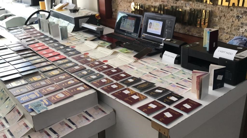 Sahte pasaport üreten şebekeye baskın: 3 gözaltı