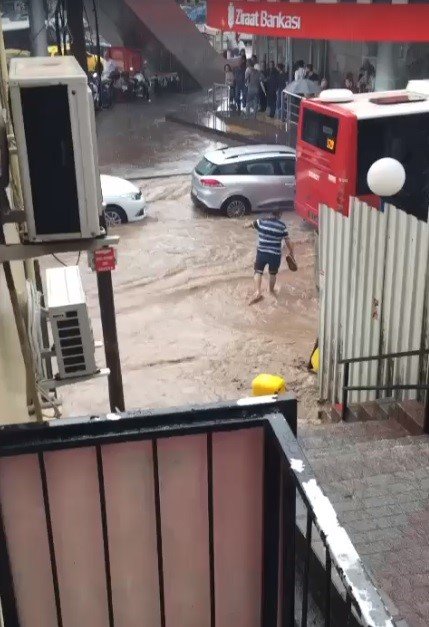 Yağmur İzmir Çiğli’yi vurdu, vatandaşlar dizine kadar sularda yürüdü