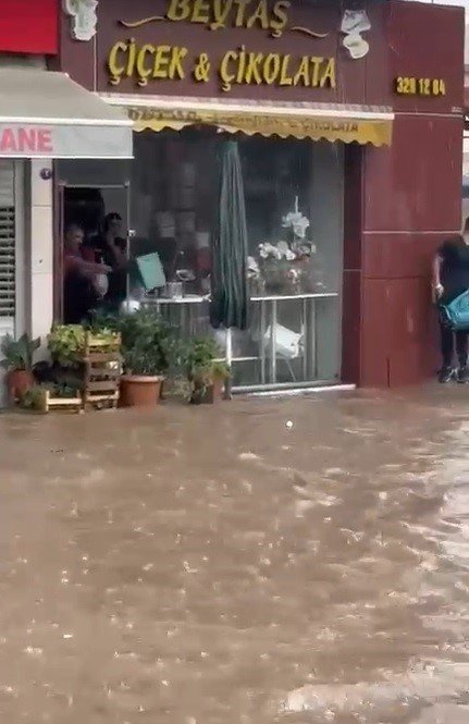 Yağmur İzmir Çiğli’yi vurdu, vatandaşlar dizine kadar sularda yürüdü