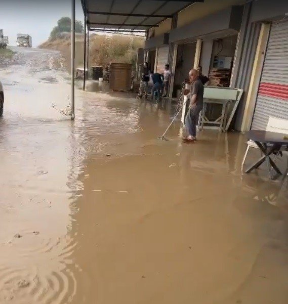 Yağmur İzmir Çiğli’yi vurdu, vatandaşlar dizine kadar sularda yürüdü