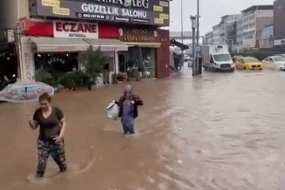 İzmir Çiğli’yi vuran yağış sonrası esnaftan belediyelere isyan