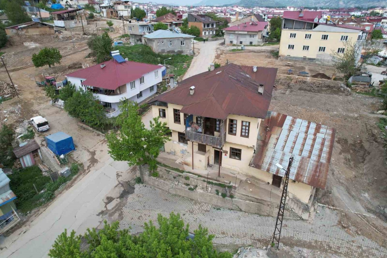 Tescilli asırlık konak da depremde zarar gördü
