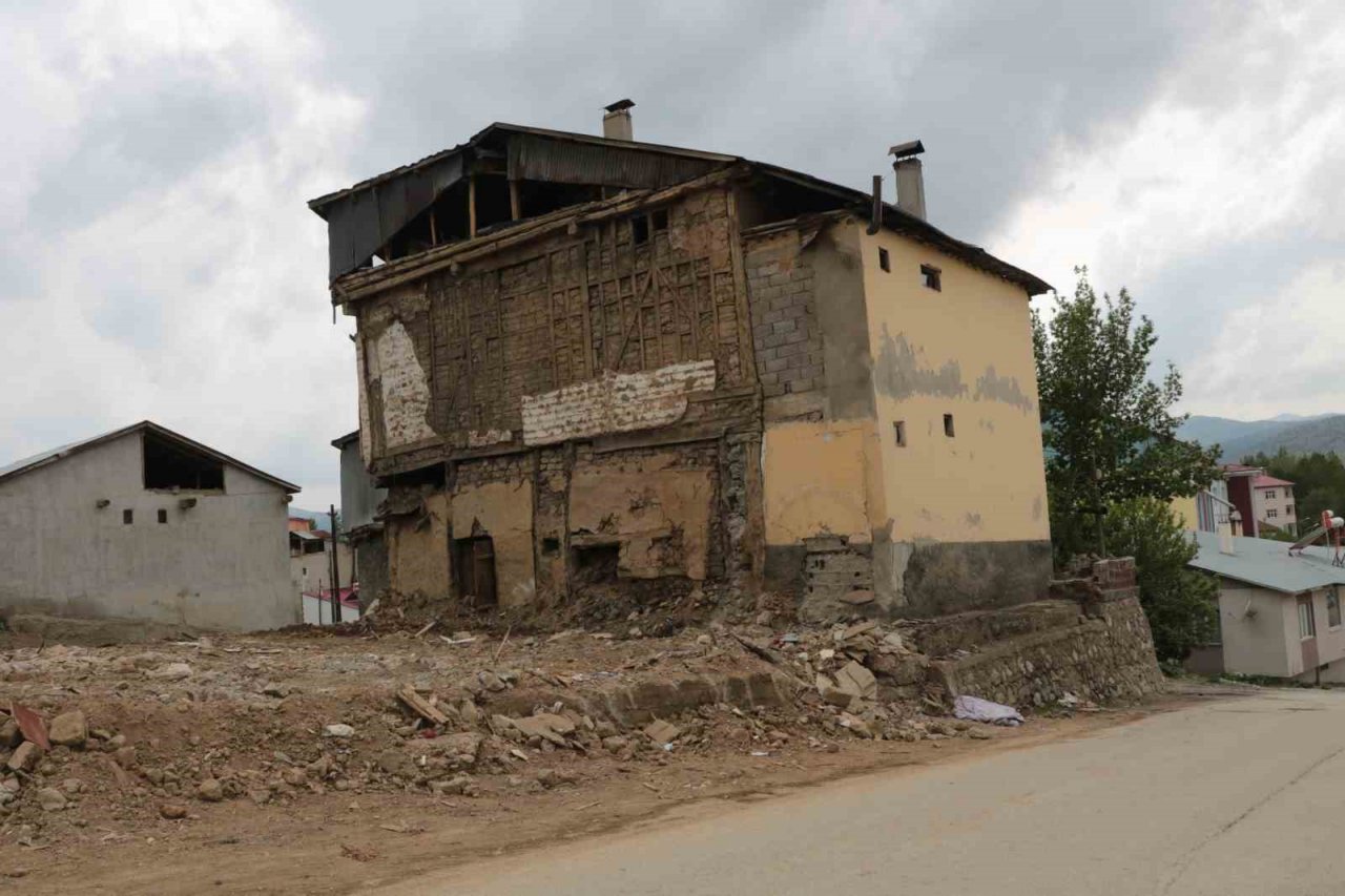 Tescilli asırlık konak da depremde zarar gördü