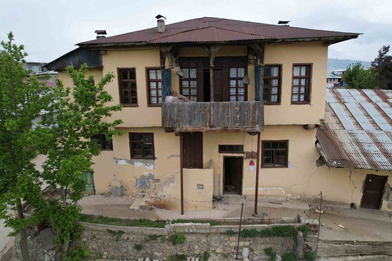Tescilli asırlık konak da depremde zarar gördü